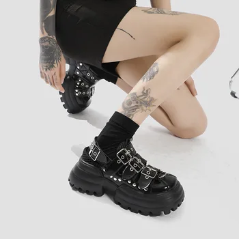 2023 Нов дизайн дамски обувки черен пънк нит сандали ключалката каишка буци платформа кухи нисък ток помпи приплъзване Zapatillas Mujer