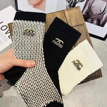 Метални писмо етикет чорапи ръка зашити ретро балон памук средата тръба чорапи жени луксозни секси топло личността модни ботуши чорапи