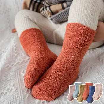 Зимни бебешки чорапи Мека топла коралова пера прежда Детски чорап за бебе момче момиче плътен цвят малко дете против хлъзгане етаж чорапи