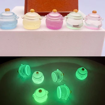 2Pcs светлинен мини смола мляко пот кола табло играчки фигури кола орнаменти случаен цвят